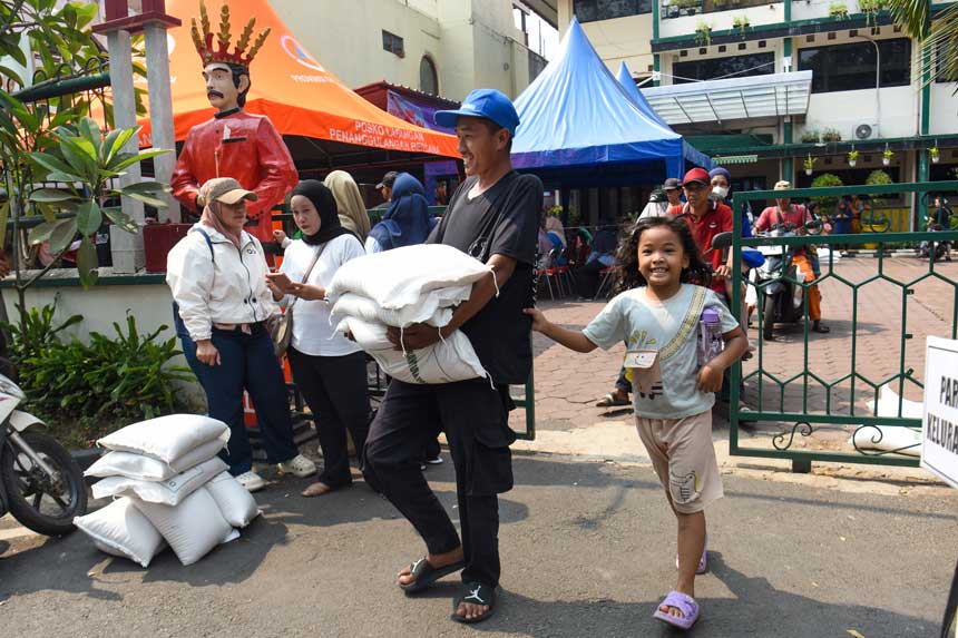 Berita Foto : Penyaluran Bantuan Pangan Beras 10 Kg per Keluarga di Jakarta Berlangsung hingga Desember 2026