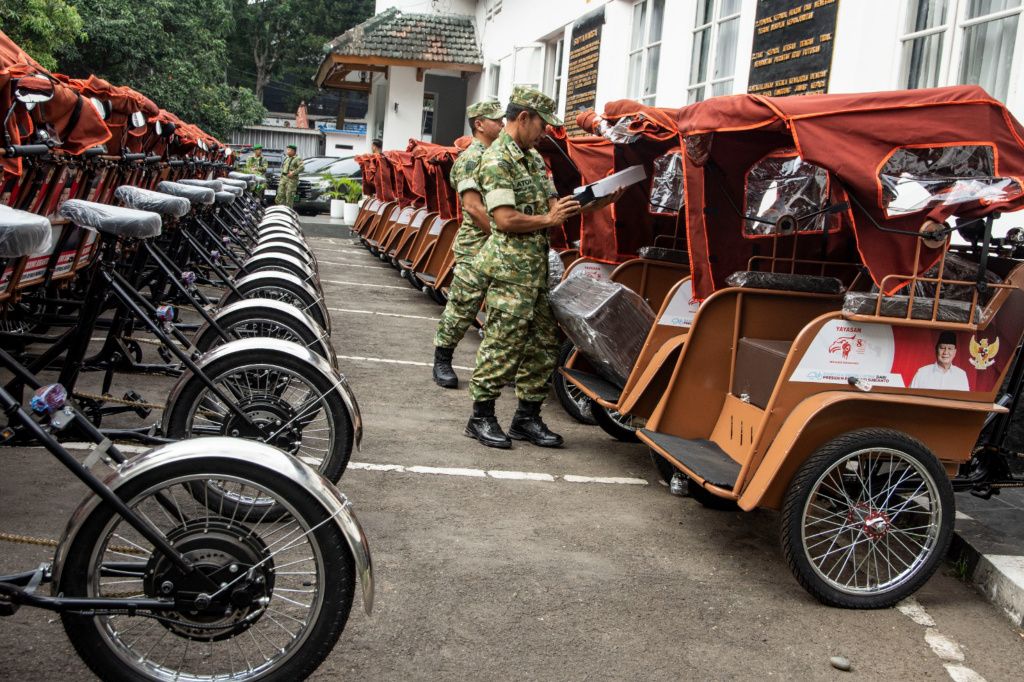 Foto: Penyerahan bantuan presiden di Bandung