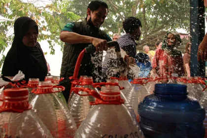 Berita Foto : Penyaluran Bantuan Air Bersih untuk Masyarakat Terdampak Karhutla dan Kekeringan