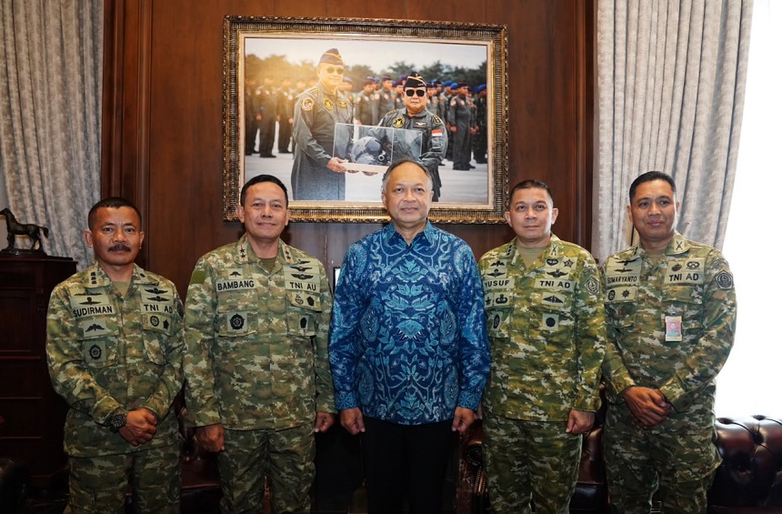 Wadan Kodiklat TNI Anjangsana Ke Kediaman Marsekal TNI (Purn) Fadjar Prasetyo.