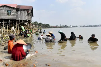 Mendulang emas di Sungai Mahakam