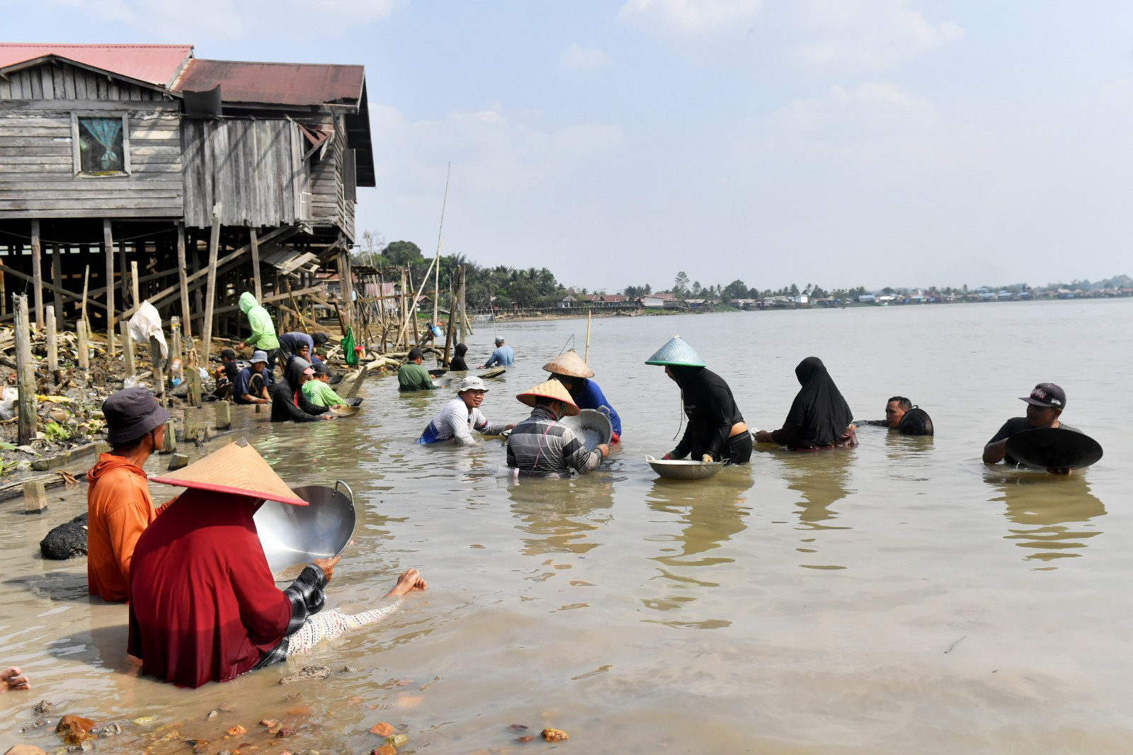 Foto: Mendulang emas di Sungai Mahakam