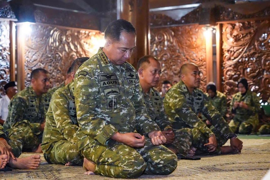 Panglima TNI Ziarah ke Makam Presiden RI Ke-2 dan Panglima Besar Jenderal Soedirman.