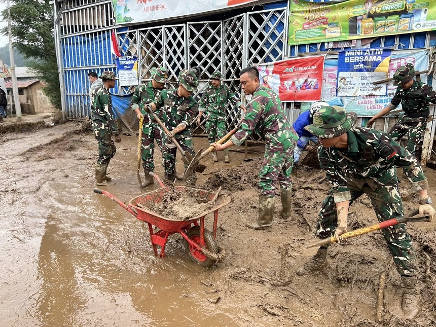 Gerak Cepat TNI Bantu  Tangani Dampak Banjir Bandang di Kabupaten Solok Sumbar
