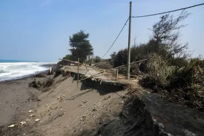 Abrasi Pantai Mengikis Jalan Alternatif di Bantul