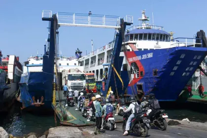 Berita Foto : Atasi Antrean Ketapang-Gilimanuk, Otoritas Pelabuhan dan Sopir Truk Sepakati Pengalihan Truk di Atas 30 Ton ke Dermaga LCM