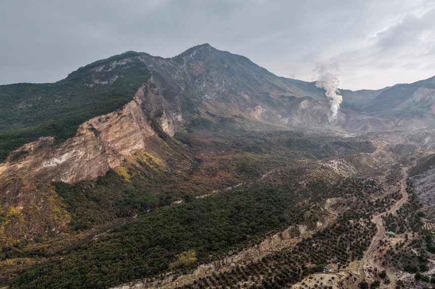 Berita Foto : Fenomena Api Biru Muncul di Kawah Papandayan, Badan Geologi Lakukan Analisis Aktivitas Vulkanik