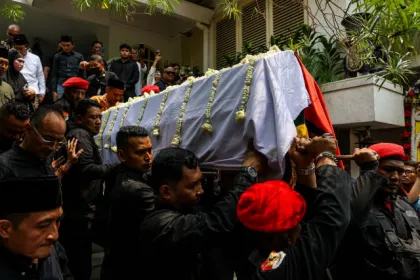 Melepas Kepergian Guruh Soekarnoputra