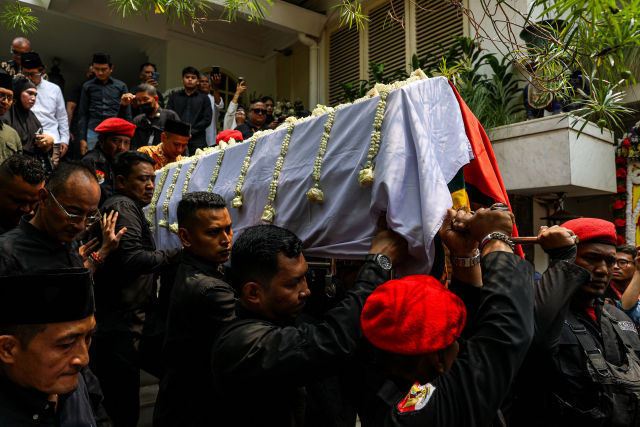 Foto: Melepas Kepergian Guruh Soekarnoputra
