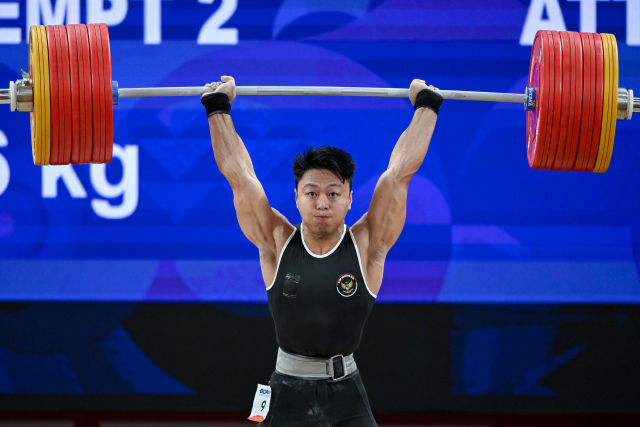 Foto: Rahmat Erwin Abdullah Rebut Emas Angkat Besi Putra 75 Kg Asian Games 2026