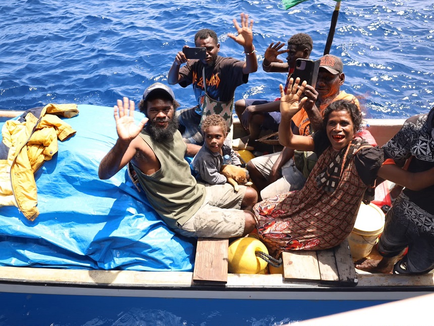 Aksi Kemanusiaan Di Laut Lepas, KRI WSH-991 Evakuasi 11 W...
