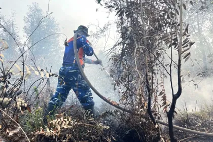 Jaga Gambut Tetap Aman, Satgas Darat Lanud Sjamsudin Noor Perkuat Pembasahan Berkelanjutan.