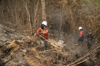 Perjuangan Tim Pemadam Perempuan TPoM Padamkan Karhutla di Ketapang