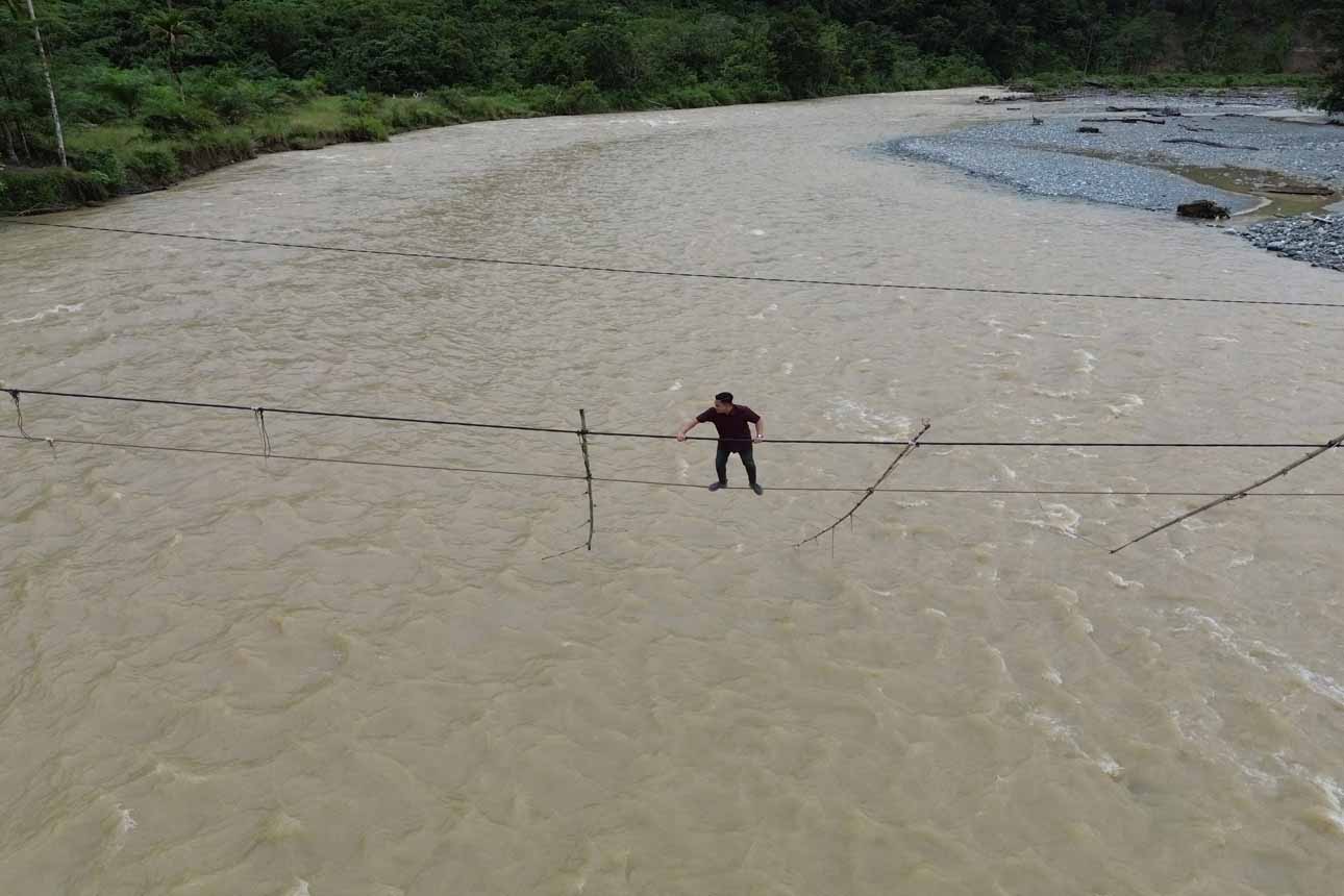 Berita Foto : Akses Penghubung Belum Rampung, Warga Masih Andalkan Rakit dan Jembatan Tali Baja