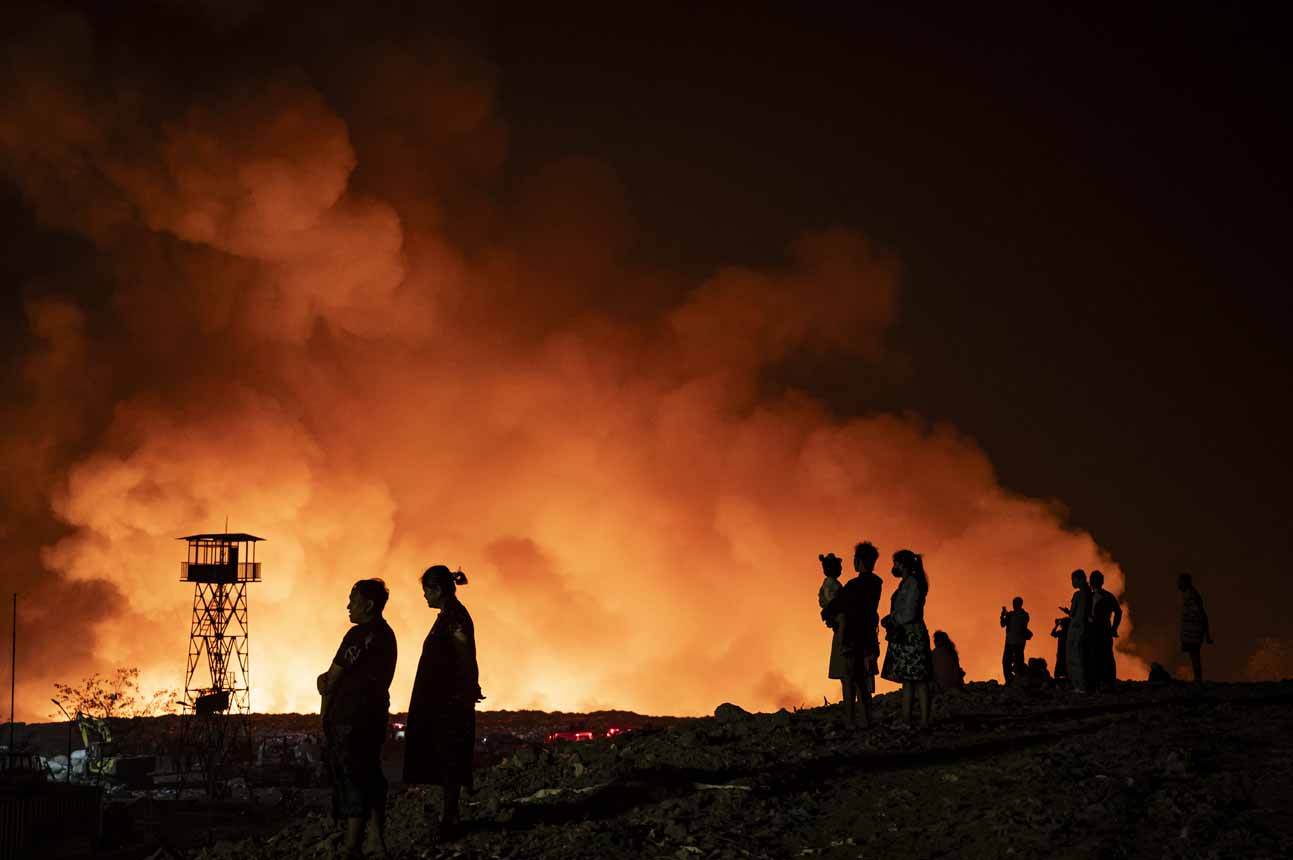 Foto: Kebakaran TPA Jatibarang, 50 Personel dan 7 Unit Damkar Diturunkan