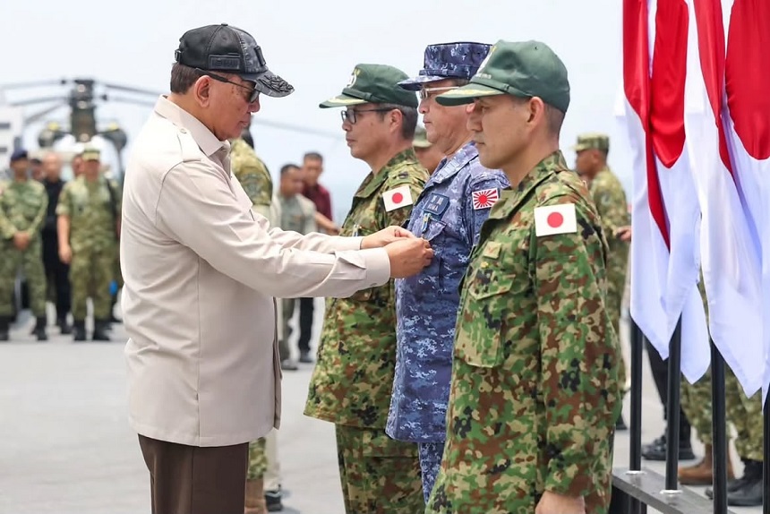 Wapang TNI Dampingi Menhan RI Anugerahkan Satyalancana Dharma Samudera kepada Personel JMSDF