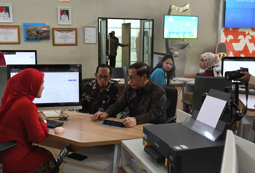 Berita Foto : Gubernur DKI Cek Pelayanan di Mal Pelayanan Publik