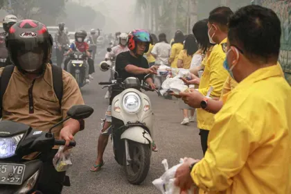 IKA UI Kalteng Bagikan 500 Paket Masker untuk Warga Terdampak Kabut Asap