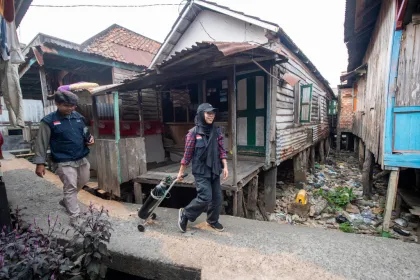 Bantuan tabung oksigen untuk warga terdampak bencana kabut asap