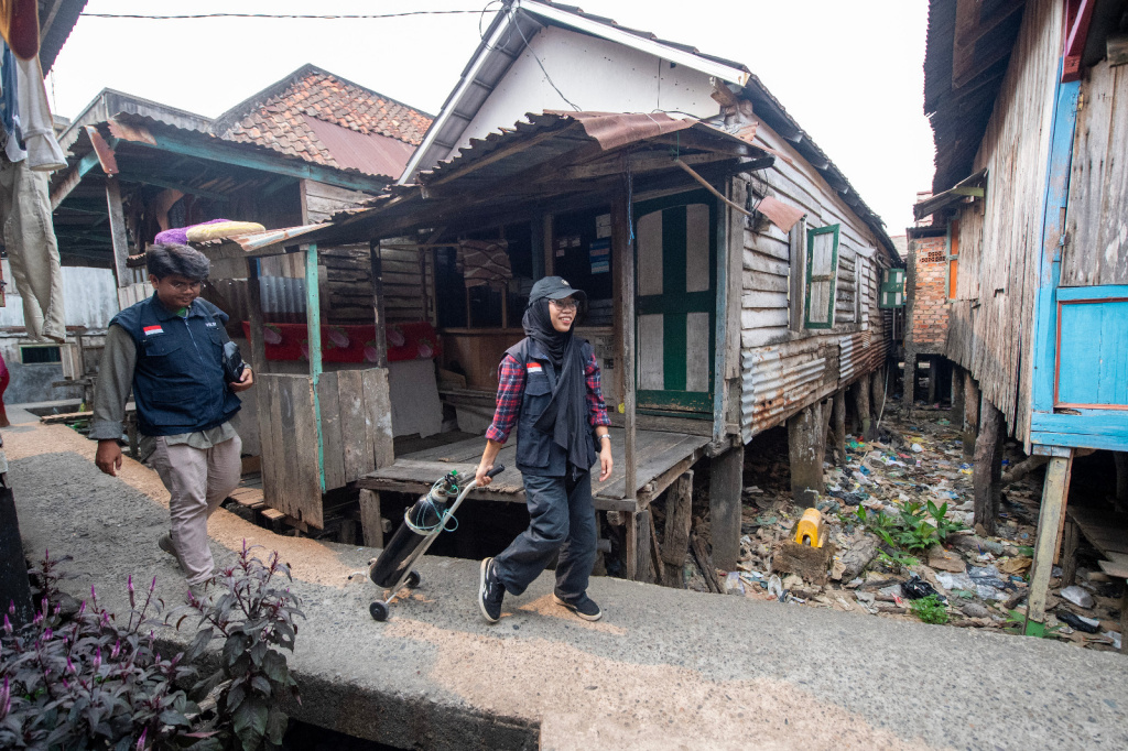 Foto: Bantuan tabung oksigen untuk warga terdampak bencana kabut asap