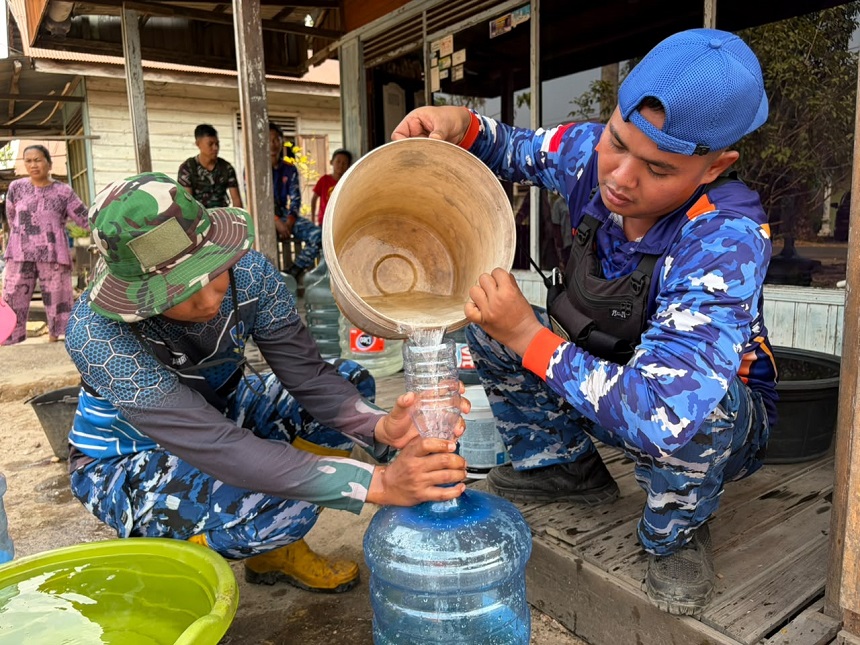Lanud Sjamsudin Noor Kembali Salurkan Air Bersih, Bantu Penuhi Kebutuhan Warga.
