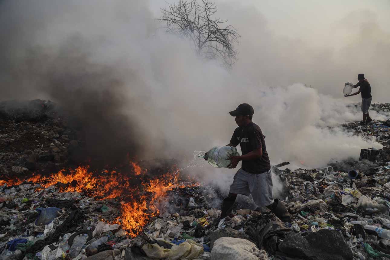 Berita Foto : Penanganan Kebakaran TPA Takome Ternate Terus Dilakukan