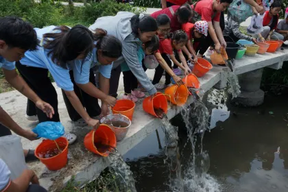 Berita Foto : Ritual fangsheng komunitas Budha di Tulungagung