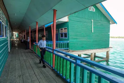 Berita Foto : Sekolah Terapung di Wakatobi Direvitalisasi Kemendikdasmen