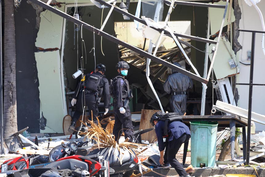 Berita Foto : Gegana Turun Tangan Sisir Lokasi Ledakan di San Antonio Surabaya