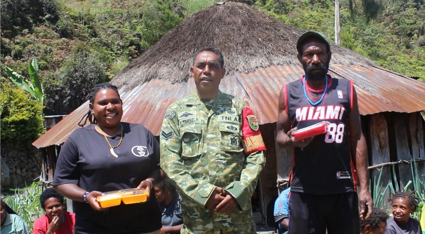 HUT Ke-81 TNI, Kodim 1714/Puncak Jaya Berbagi Kasih Bersama Warga Kulok Enggame.