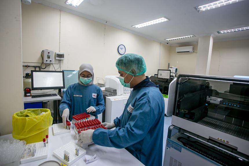 Berita Foto : PMI Solo Jadi yang Pertama di Indonesia Terapkan Automasi Pengujian Imunoserologi Darah