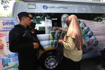 Berita Foto : Layanan Penukaran Rupiah Layak Edar Bank Indonesia