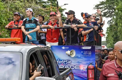 Berita Foto : Rider MotoGP 2026 Sapa Warga dalam Parade di Mataram