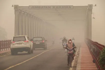 Warga Beraktivitas di Tengah Kepungan Kabut Asap Palangka Raya