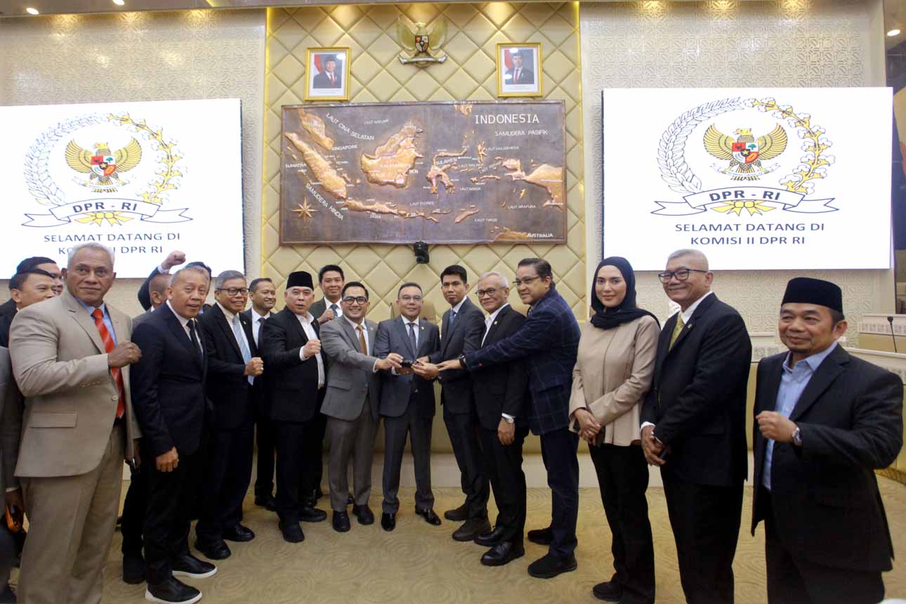 Berita Foto : Bahtra Banong Ditetapkan Sabagai Ketua Panja RUU Pemilu