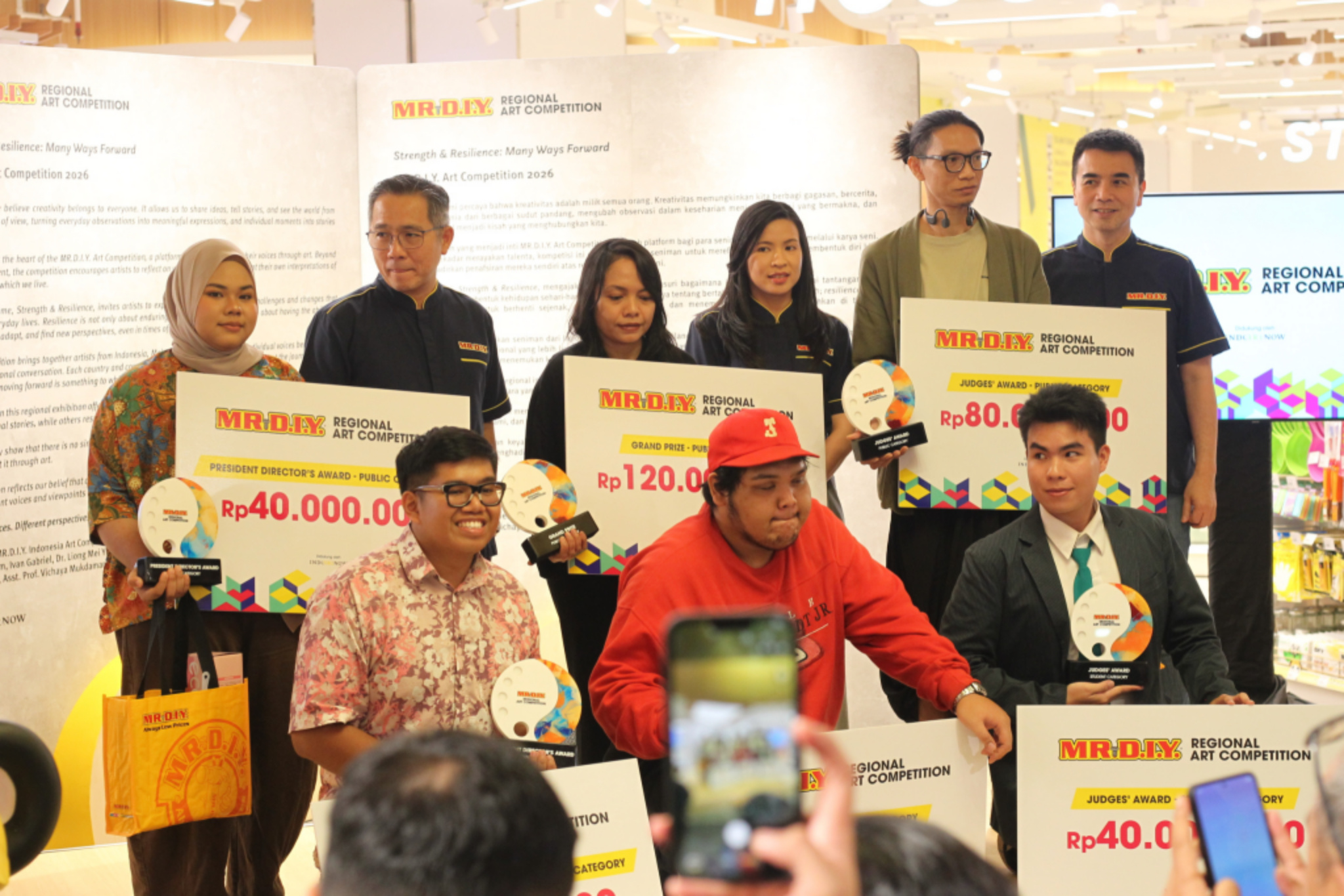 Berita Foto : Dua Seniman Indonesia Raih Grand Prize di MR.D.I.Y. Regional Art Competition 2026