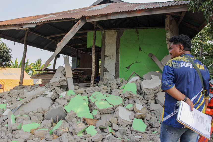 Berita Foto : Verifikasi Rumah Rusak Pascagempa di Pulau Palue untuk Pastikan Bantuan Perbaikan Tepat Sasaran