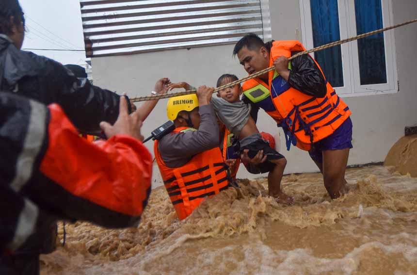 Berita Foto : Banjir Bandang Terjang Sejumlah Kecamatan di Padang, Warga Dievakuasi ke Tempat Aman