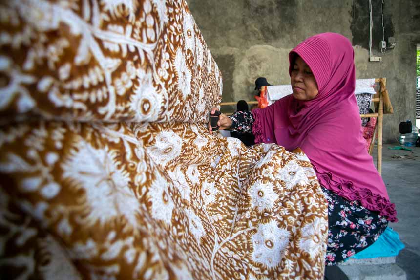 Berita Foto : Pelestarian batik Complongan Indramayu