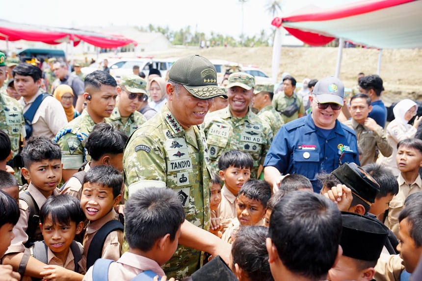 Wakil Panglima TNI Bagikan Sembako dan Tinjau Masak Kuali Merah Putih Bobon Santoso, Perkuat Kebersamaan TNI dan Rakyat.