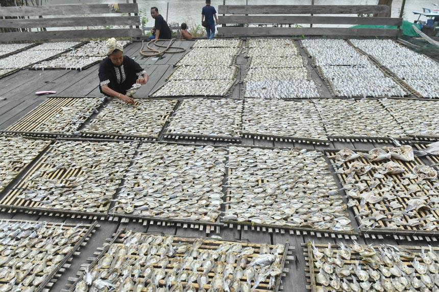 Foto: Kabut Asap Karhutla Hambat Produksi Ikan Asin