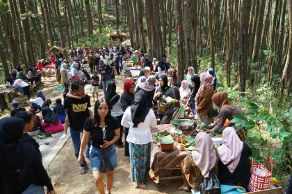 Berita Foto : Pasar Pangupo Jiwo di Trenggalek Hadirkan Kuliner Tradisional dengan Nuansa Tempo Dulu