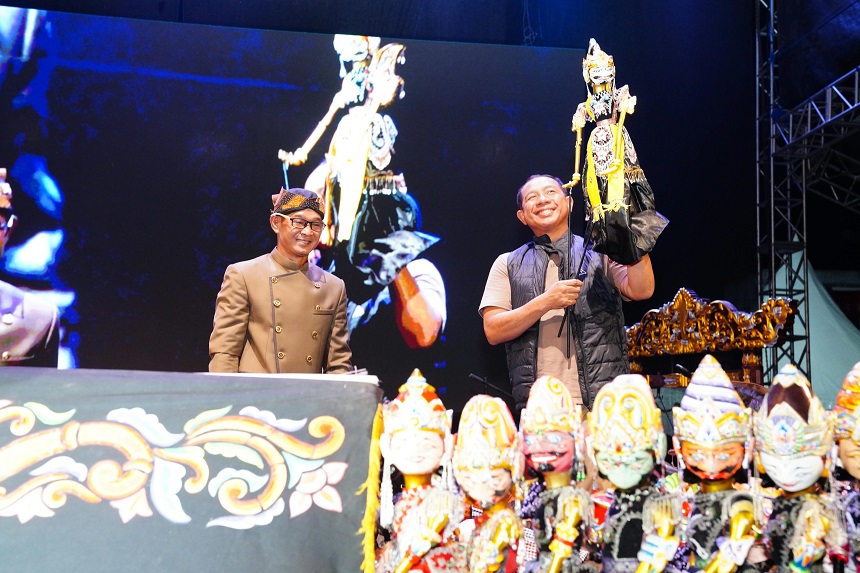 Panglima TNI Hadiri Pagelaran Wayang Golek Ki Dalang Anom Kiki Mardani di Pangandaran.