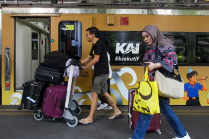 Penerapan Kenaikan Tarif Angkutan Kereta Api di Surabaya