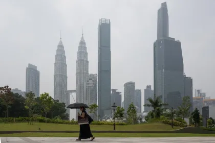 Menara Kembar Petronas Diselimuti Kabut Asap akibat Kebakaran Hutan