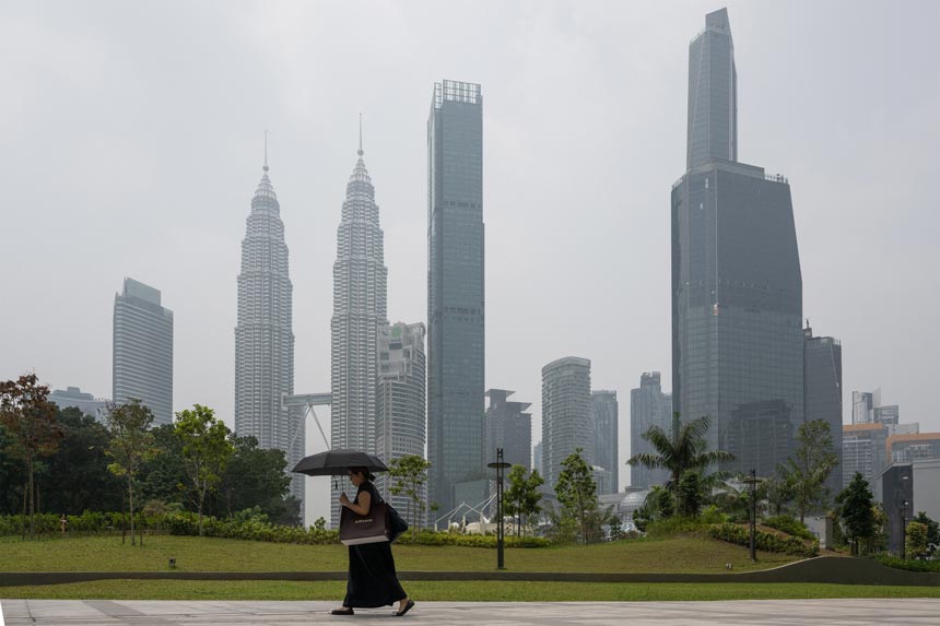 Berita Foto : Menara Kembar Petronas Diselimuti Kabut Asap akibat Kebakaran Hutan