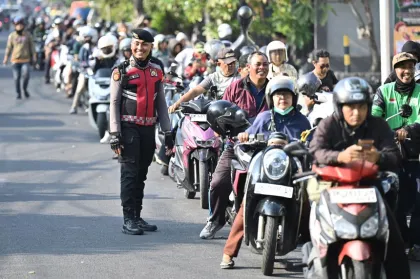 Sejumlah SPBU di Bali Dipadati Antrean Kendaraan