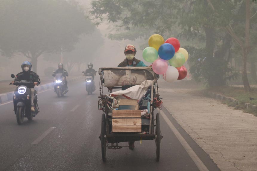 Berita Foto : Kabut Asap Batasi Operasi Water Bombing di Wilayah Karhutla