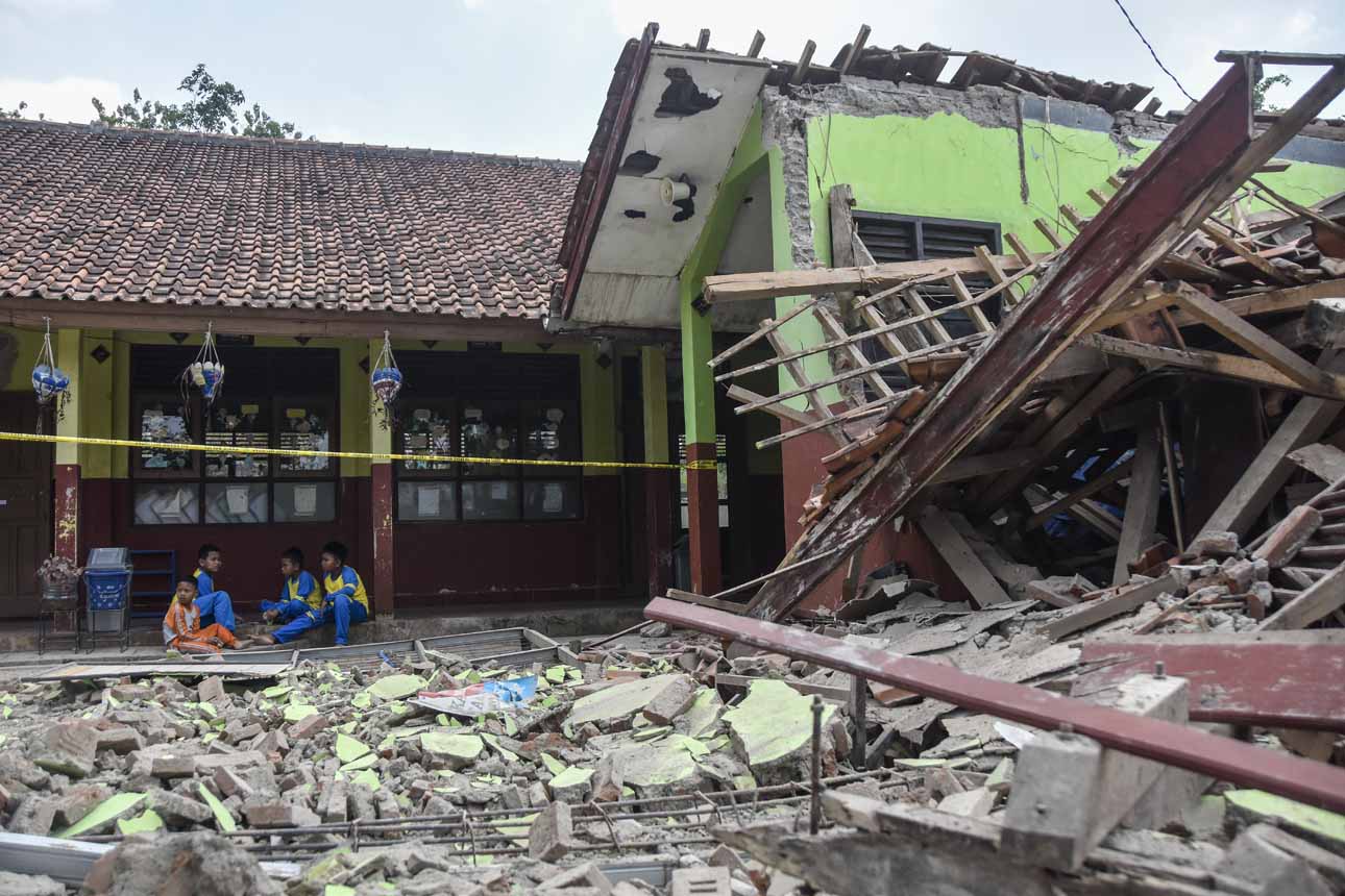 Foto: Sekolah di Kota Banjar Ambruk akibat Kontur Tanah yang Labil