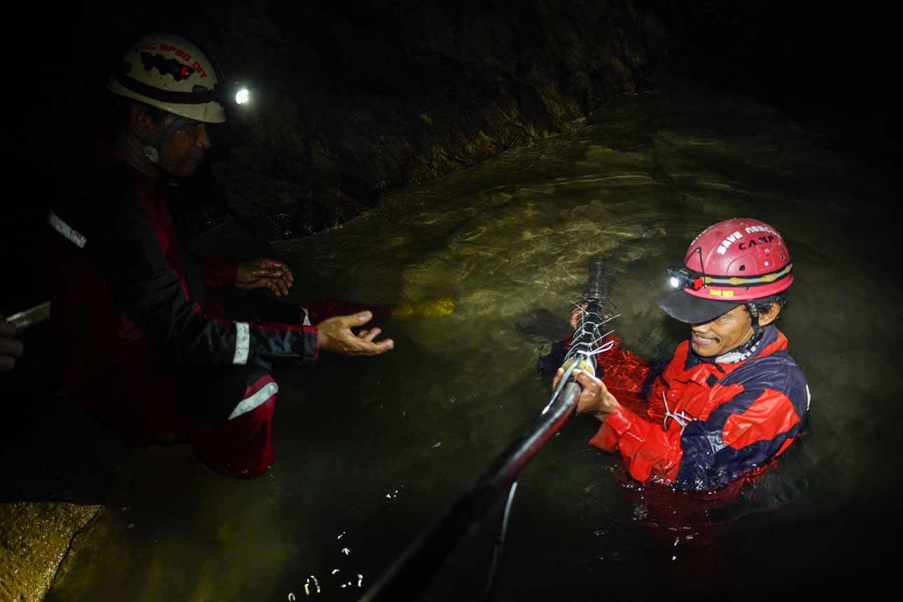 Berita Foto : Eksplorasi Mata Air dari Sungai Bawah Tanah